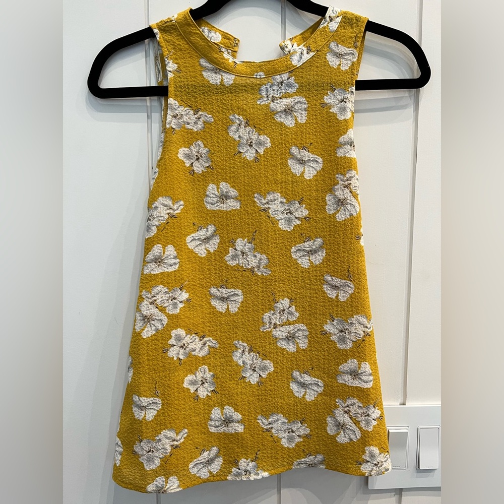 THML women’s yellow floral sleeveless blouse. Tie back. Size M.